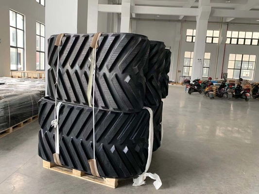 ケース STX クアドラック 農業用ゴムレール 762x152.4x42 軸性流量コンバイン ニューホランド CR CX ゴムレール 762x152.4x44