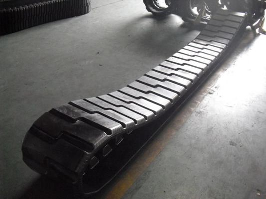 470x152.4x56 滑らかまたは彫刻されたパターン PF6110 ゴムレール 52リンクを持つアスファルトパバーパーツ